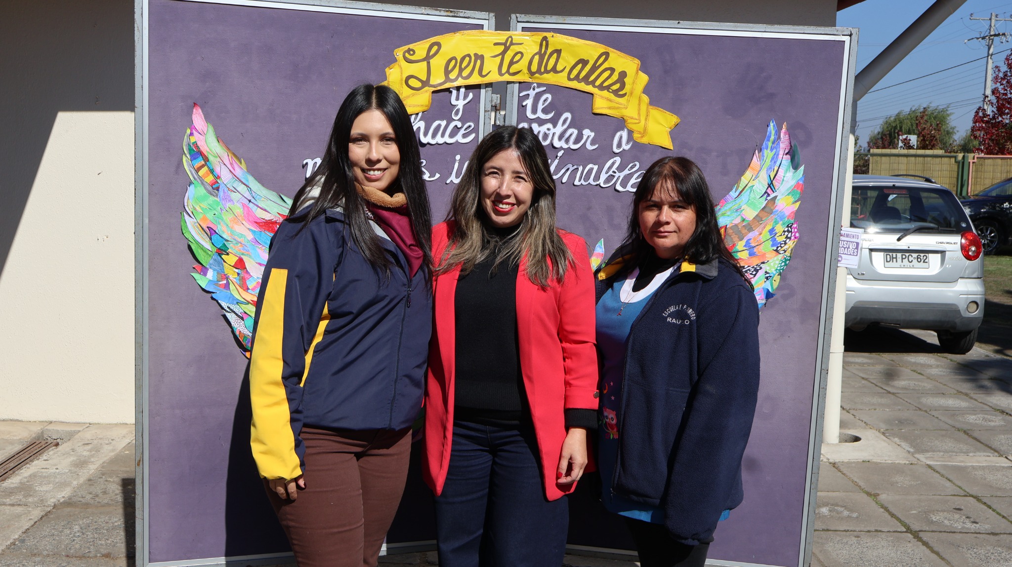 Equipo de la escuela frente a mural