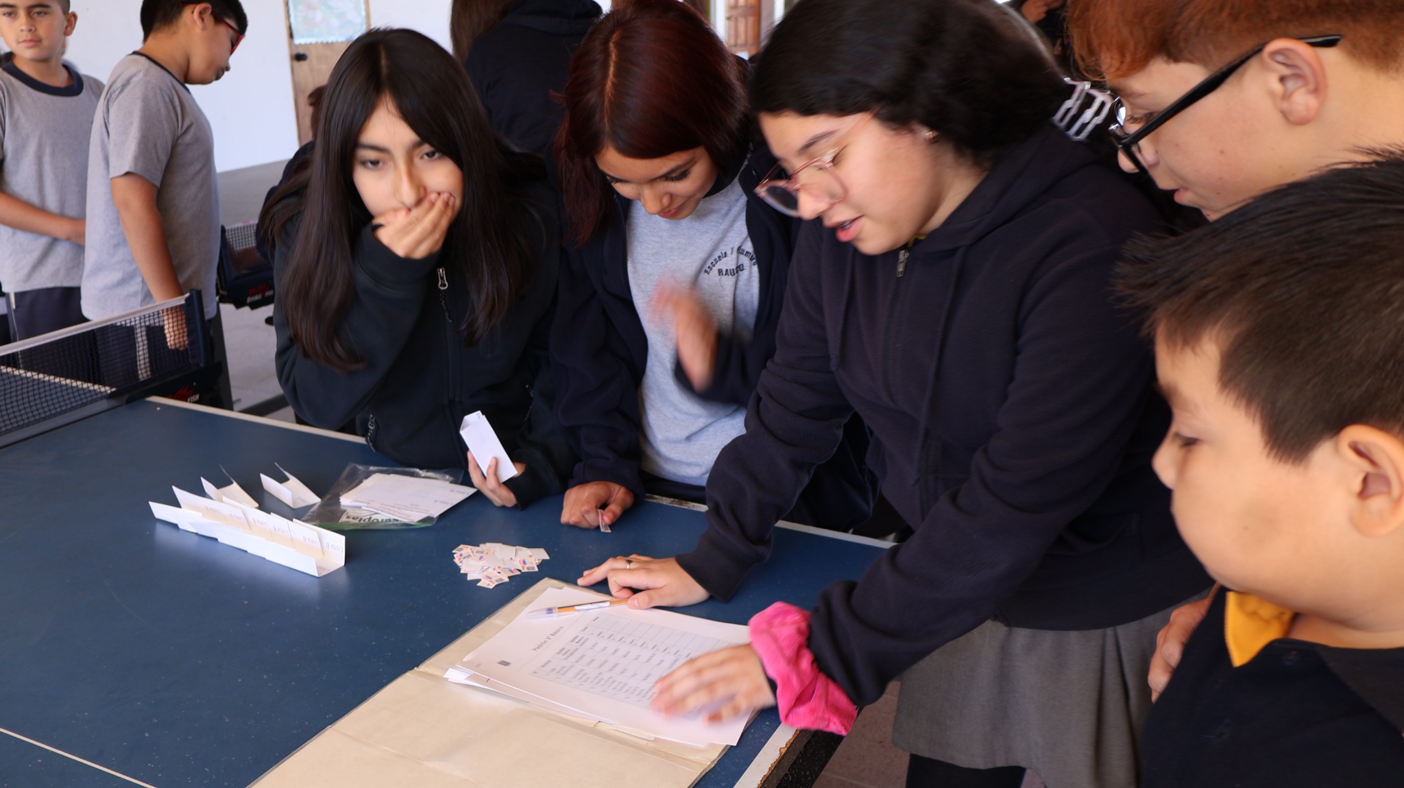 Estudiantes trabajando en equipo