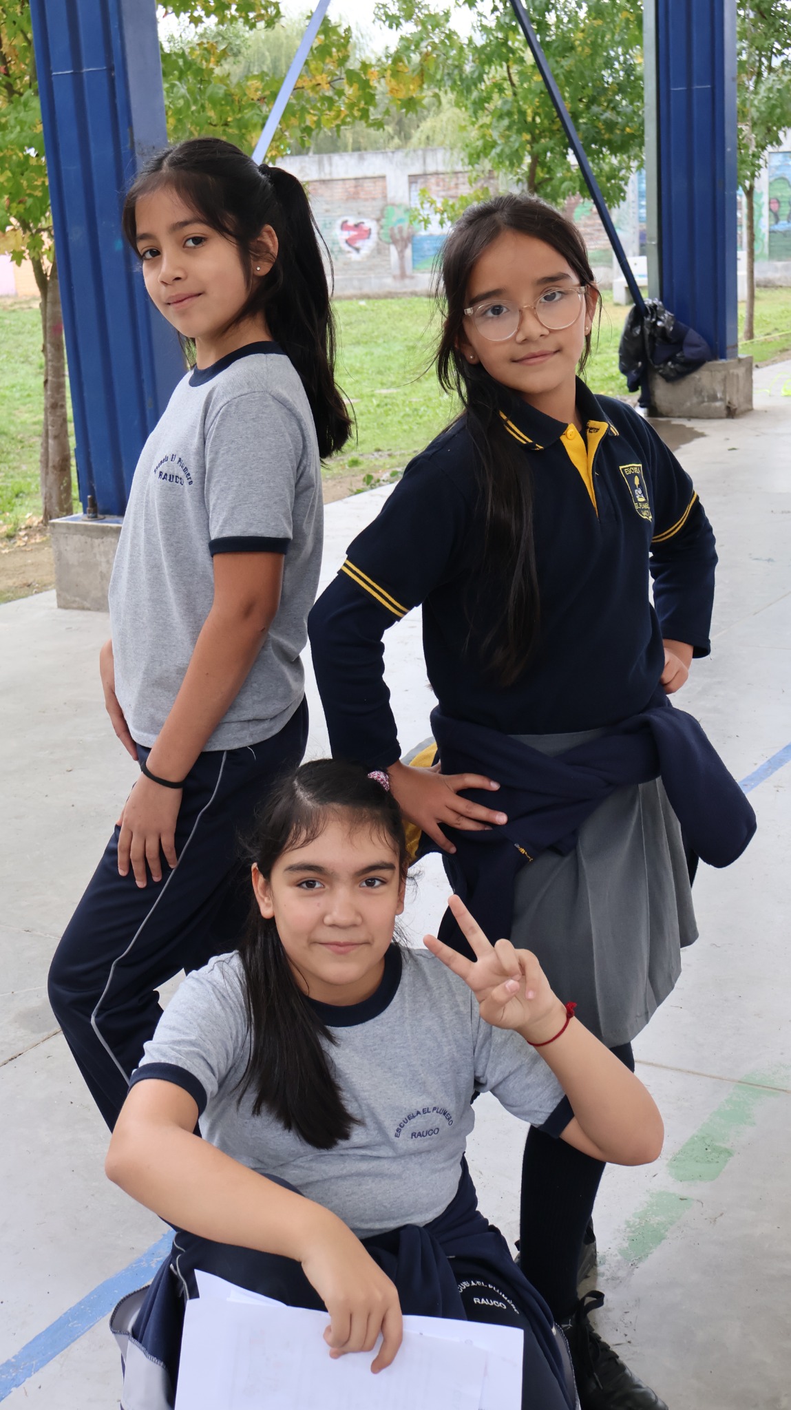 Tres estudiantes posando
